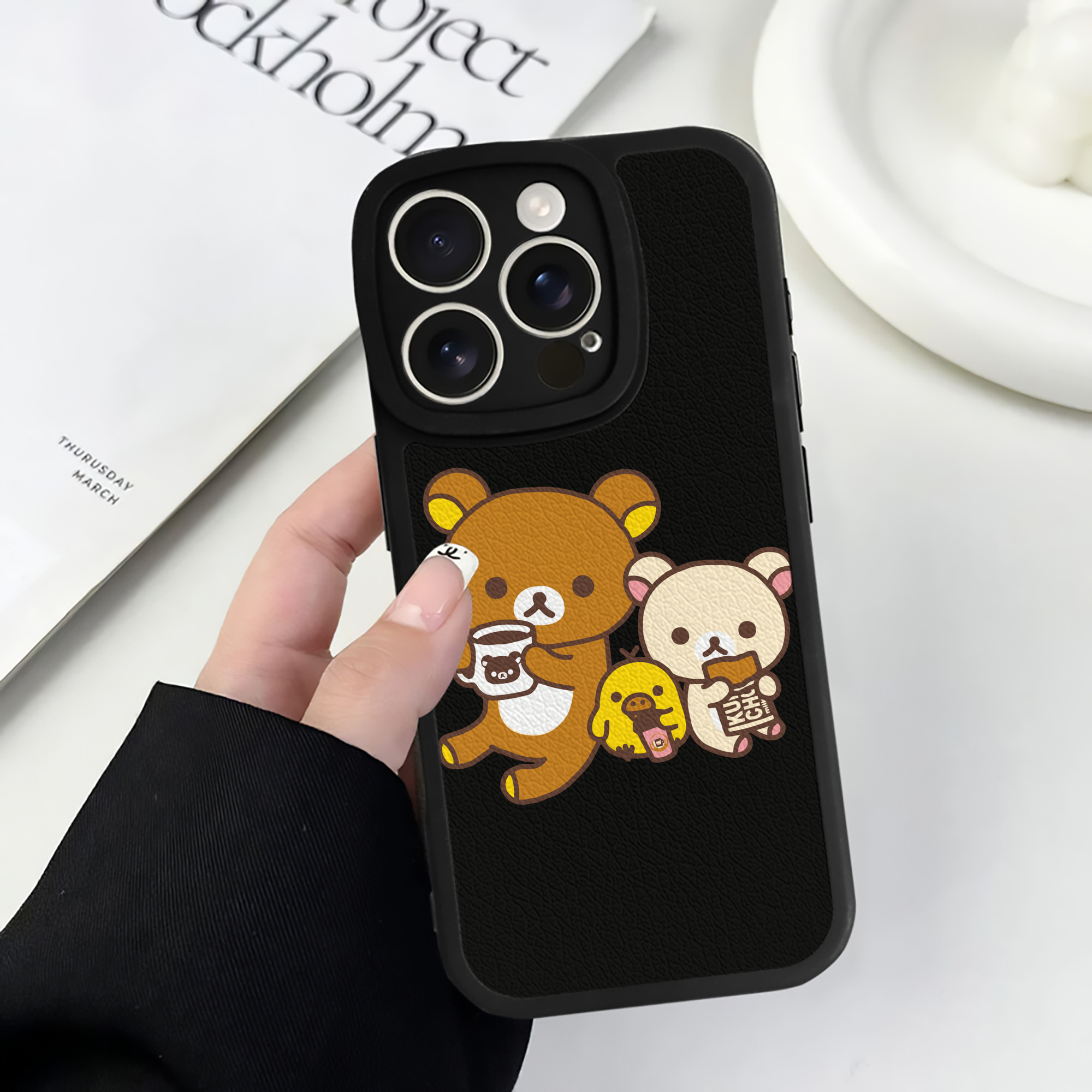 （画像用） リラックマ リラックマ キイロイトリ Rilakkuma Korilakkuma Kiiroitori 【iPhone 16シリーズ対応】シリコンスマホケース（レザー調） 材質：シリコン